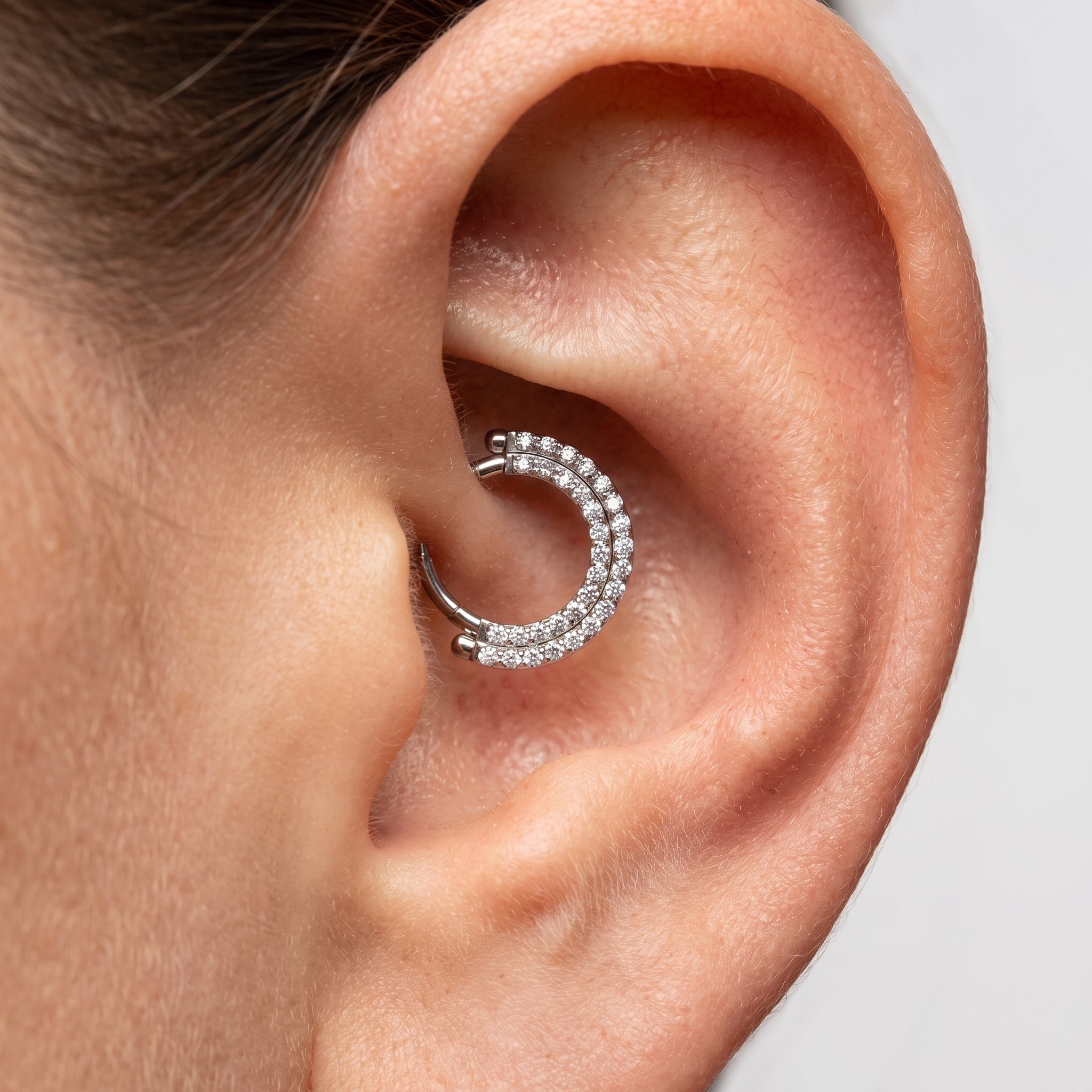 Sector CZ Septum Clicker 16G – Titanium Front-Facing Daith Hoop